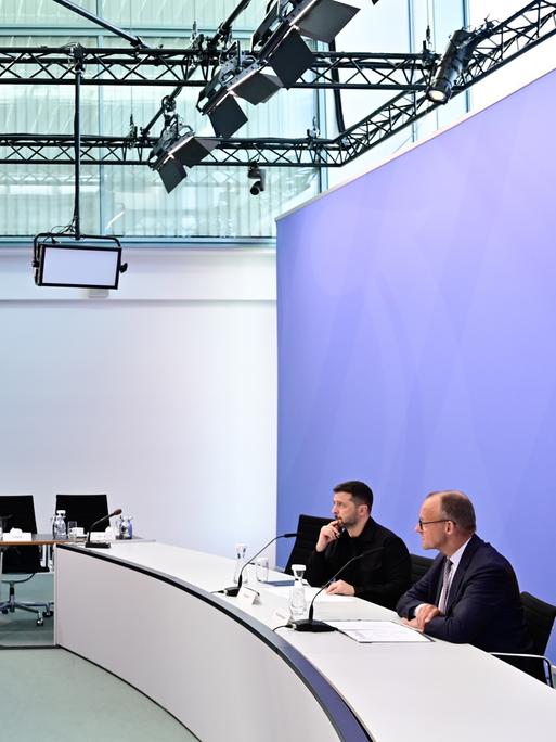 Wolodymyr Selenskyj (2.v.r-r), Präsident der Ukraine, und der deutsche Bundeskanzler Friedrich Merz sitzen vor einem Bildschirm während einer Videokonferenz der europäischen Staats- und Regierungschefs mit dem US-Präsidenten Trump zum Ukraine-Krieg.