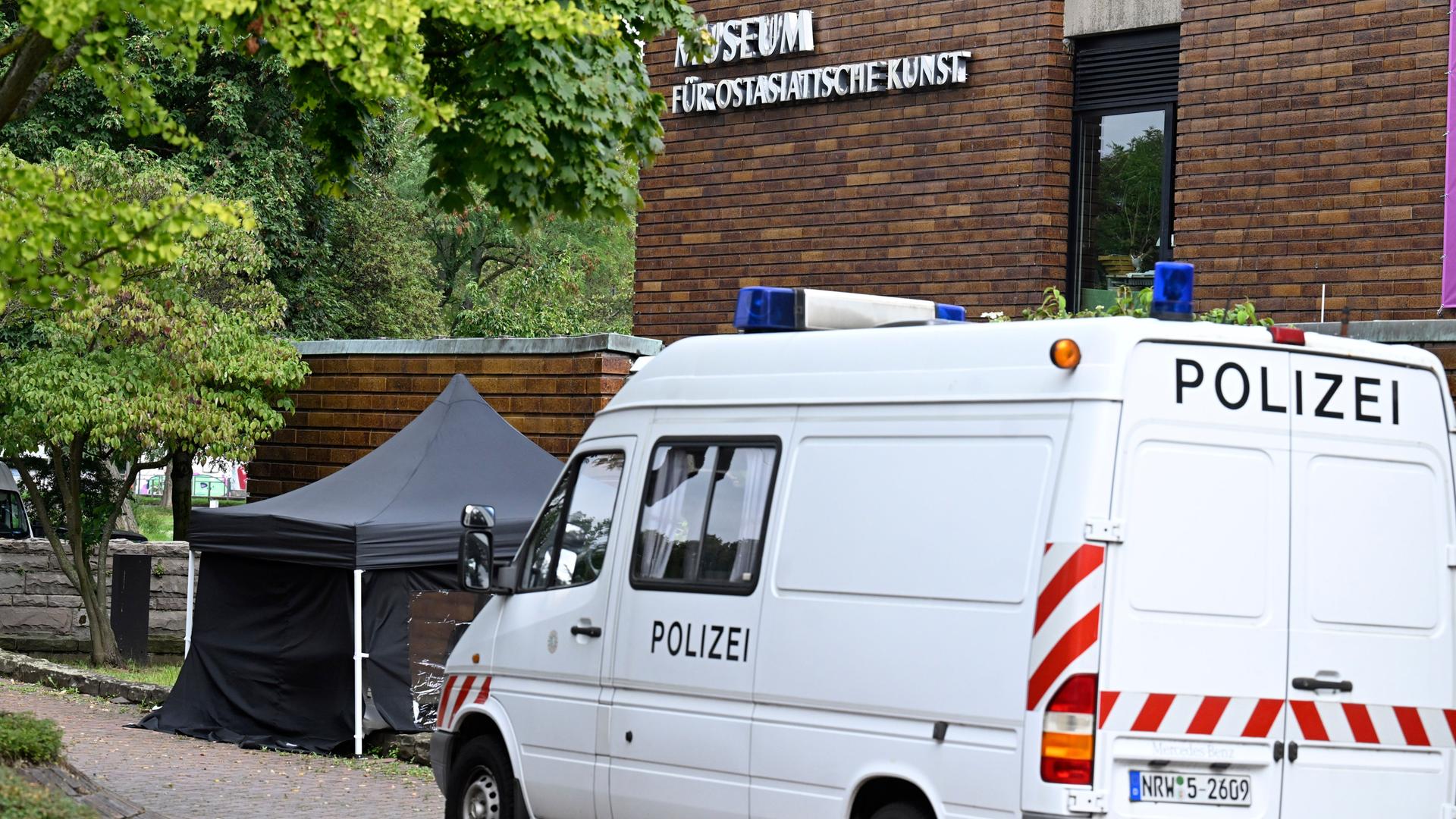 Die Spurensicherung der Polizei untersucht Einbruchsspuren im Museum für Ostasiatische Kunst. Die Spurensicherung der Polizei untersucht Einbruchsspuren im Museum für Ostasiatische Kunst.