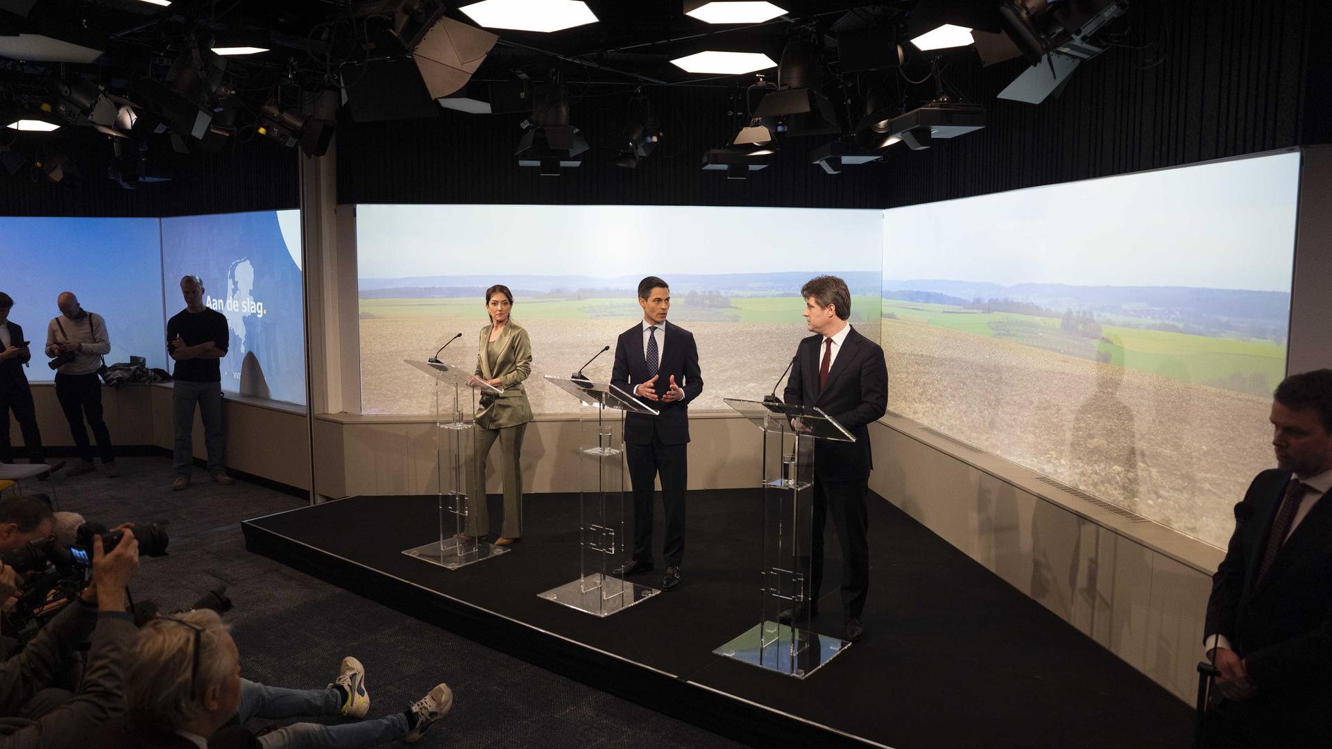 Die Parteiführer Rob Jetten (D66), Henri Bontenbal (CDA) und Dilan Yesilgoz (VVD) stehen in einem Fernsehstudio an Rednerpulten.