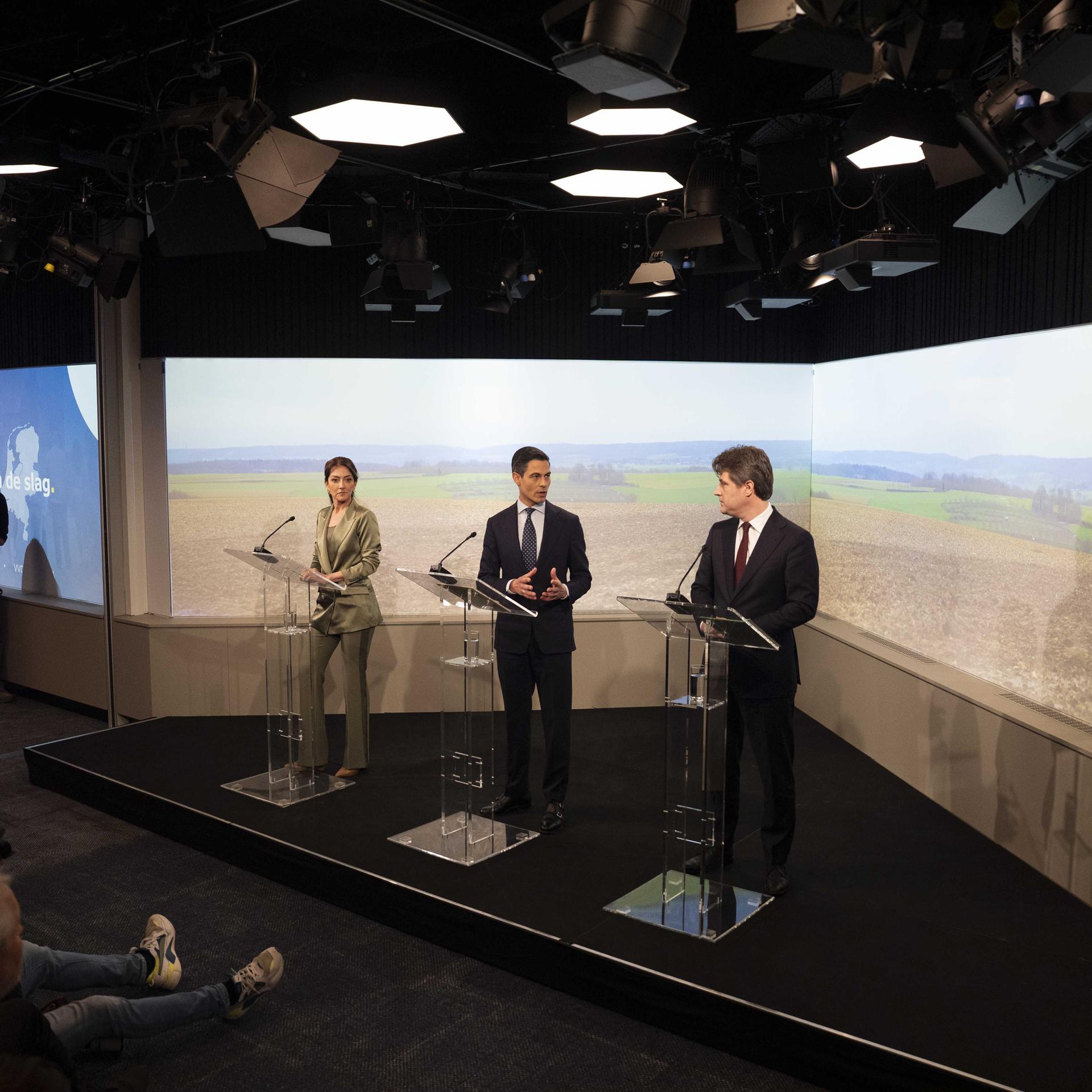 Die Parteiführer Rob Jetten (D66), Henri Bontenbal (CDA) und Dilan Yesilgoz (VVD) präsentieren ihren Koalitionsvertrag in Nieuwspoort.