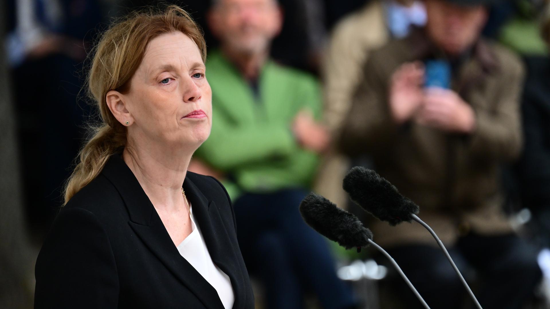 Karin Prien (CDU) spricht während einer Gedenkveranstaltung der Bundesregierung im Ehrenhof des Bendlerblocks anlässlich des Nationalen Gedenktags an den Widerstand gegen die nationalsozialistische Gewaltherrschaft.