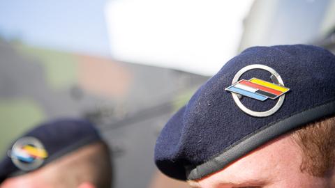 Ein Soldat trägt in der Alb-Kaserne das Abzeichen der Deutsch-Französischen Brigade am Barett. 
