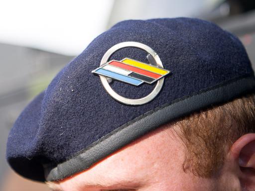 Ein Soldat trägt in der Alb-Kaserne das Abzeichen der Deutsch-Französischen Brigade am Barett. Ein Soldat trägt in der Alb-Kaserne das Abzeichen der Deutsch-Französischen Brigade am Barett.