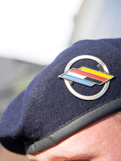 Ein Soldat trägt in der Alb-Kaserne das Abzeichen der Deutsch-Französischen Brigade am Barett. Ein Soldat trägt in der Alb-Kaserne das Abzeichen der Deutsch-Französischen Brigade am Barett.