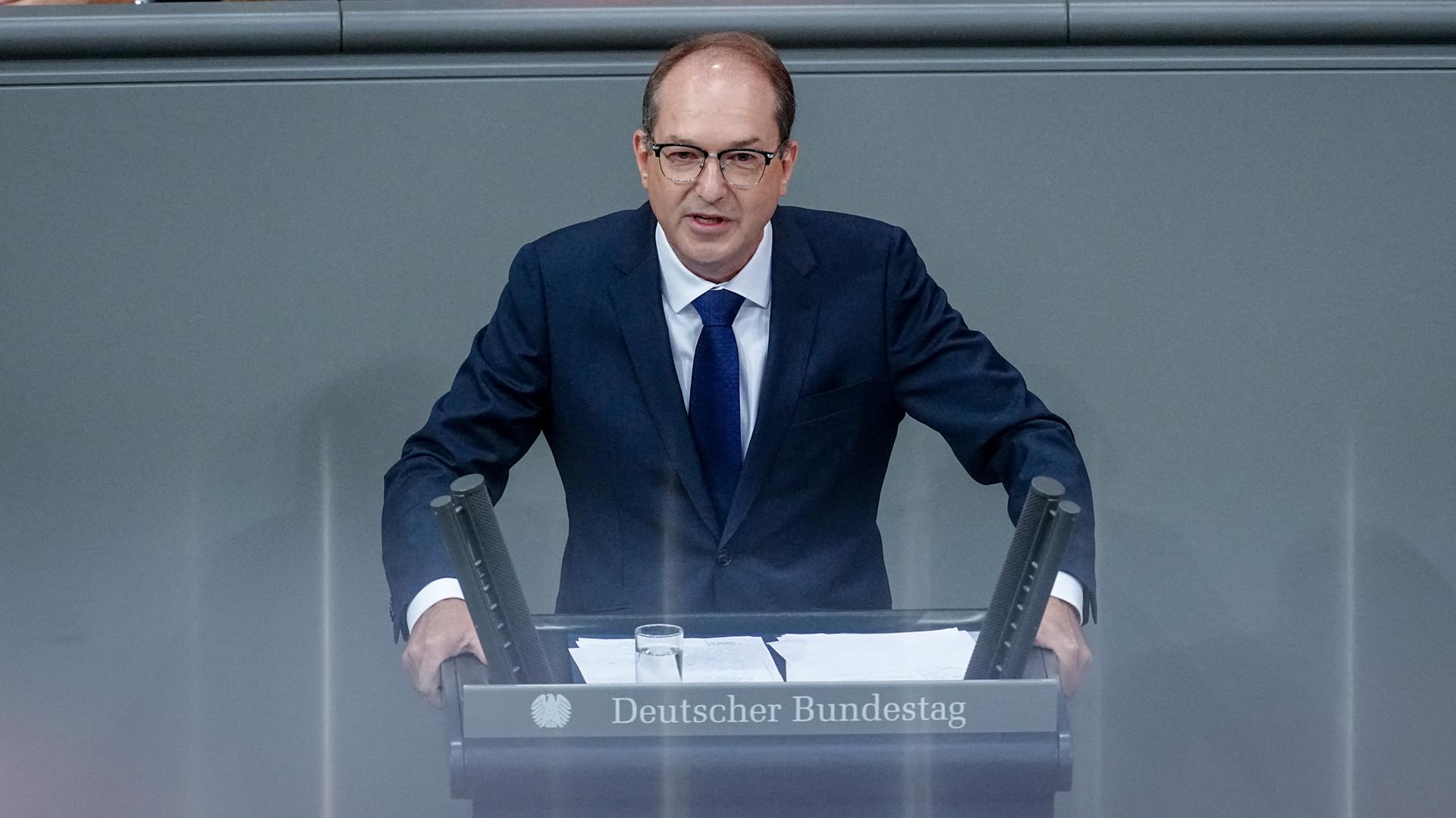 Alexander Dobrindt (CSU), Bundesinnenminister, spricht bei der Sitzung des Bundestags. Alexander Dobrindt (CSU), Bundesinnenminister, spricht bei der Sitzung des Bundestags.