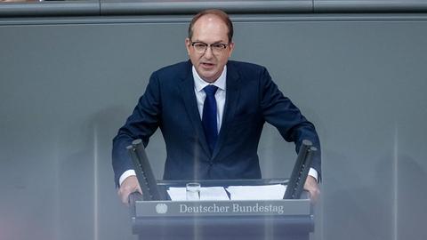 Alexander Dobrindt (CSU), Bundesinnenminister, spricht bei der Sitzung des Bundestags.