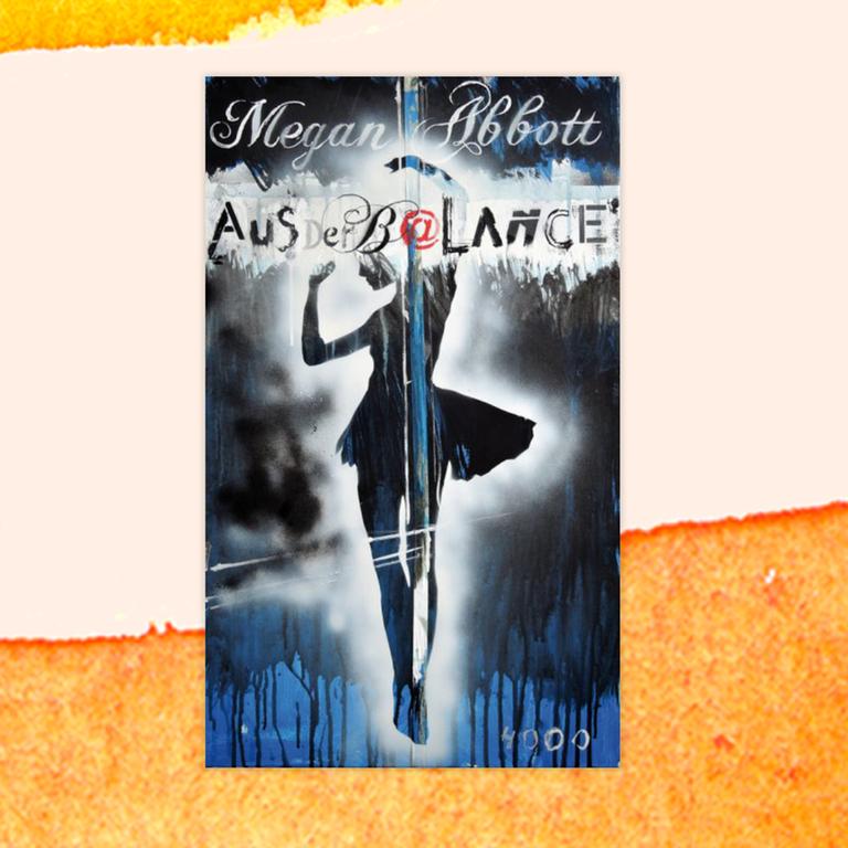 Das Cover des Krimis von Megan Abbott, "Aus der Balance". Die Titelillustration in Grautönen zeigt eine schlanke Frau, die sich an einer senkrecht stehenden Stange festhält und posiert.