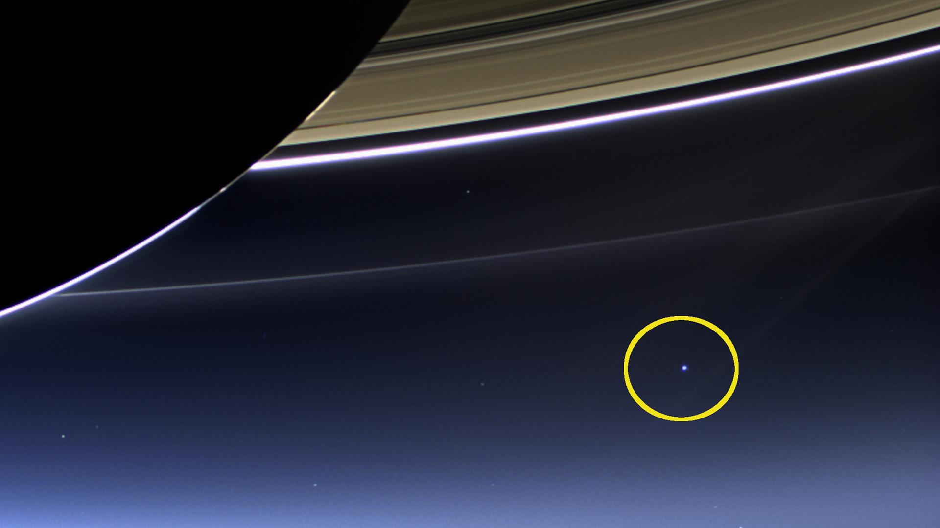 Ein Bild ganz im Sinne von Carl Sagan: Schon vom Saturn aus erscheint die Erde nur noch als blasser, blauer Punkt.