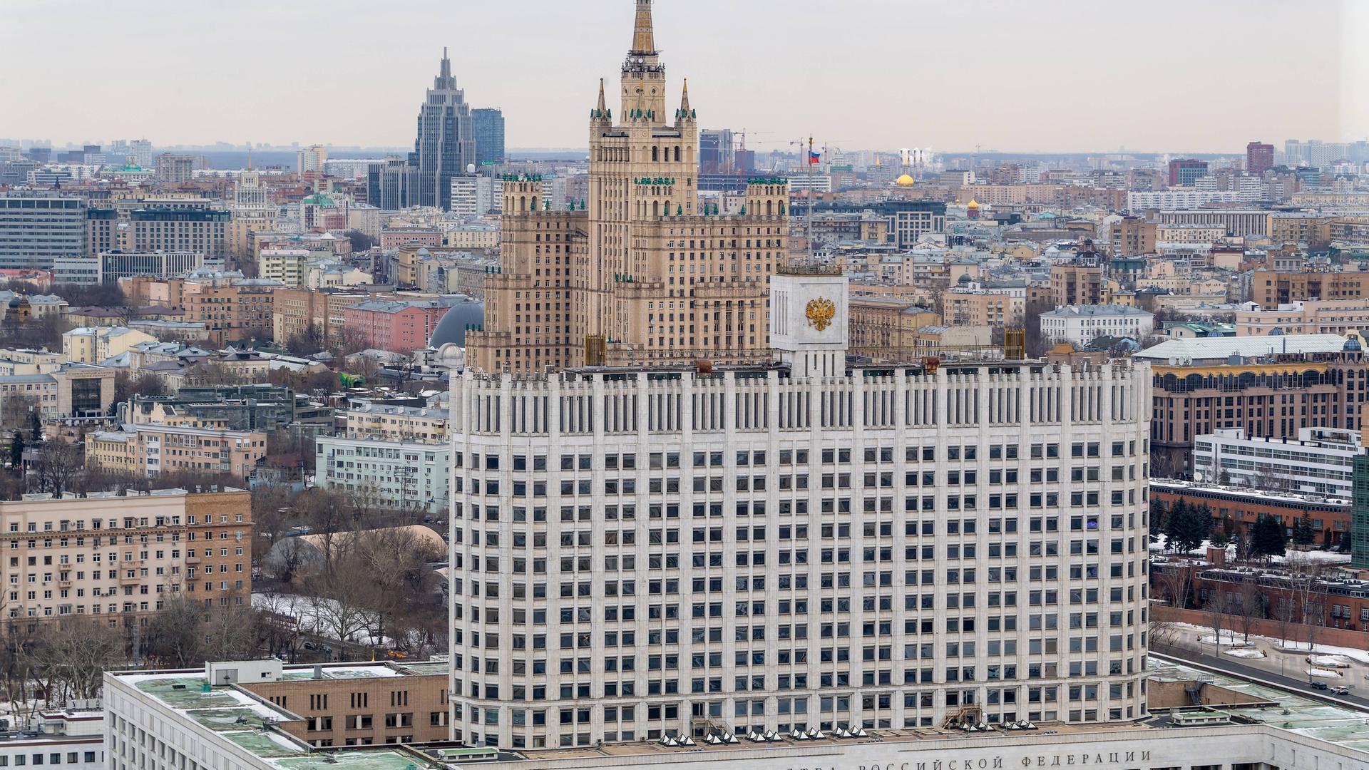 Eine Luftansicht des Regierungsgebäudes der russischen Regierung in Moskau. Im Hintergrund sieht man die Moskauer Innenstadt.