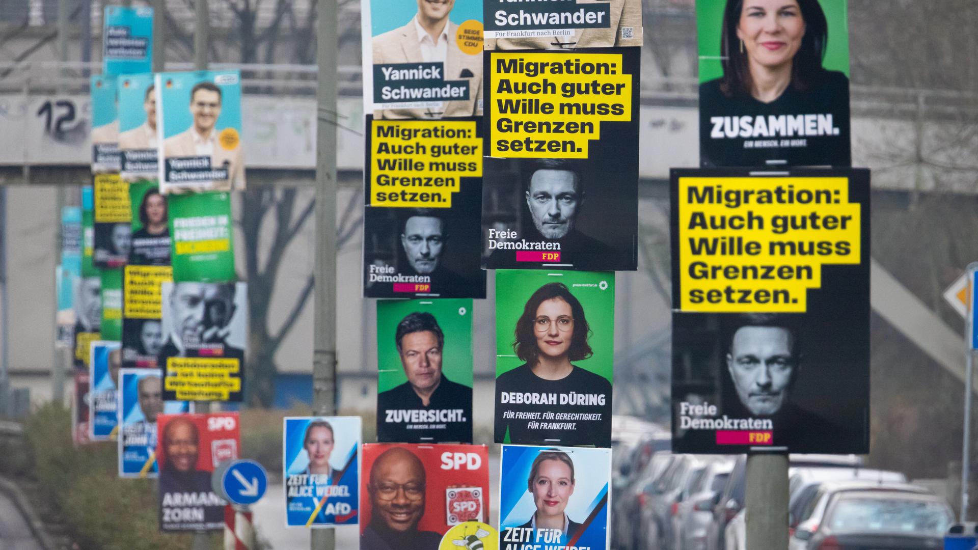 Wahlplakate der etablierten Parteien CDU, AfD, Bündnis 90/Die Grünen, SPD und FDP hängen im Frankfurter Nordwesten an mehreren Laternenmasten.