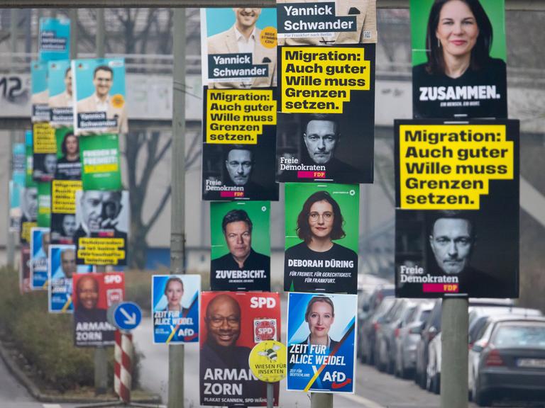 Wahlplakate der etablierten Parteien CDU, AfD, Bündnis 90/Die Grünen, SPD und FDP hängen im Frankfurter Nordwesten an mehreren Laternenmasten.