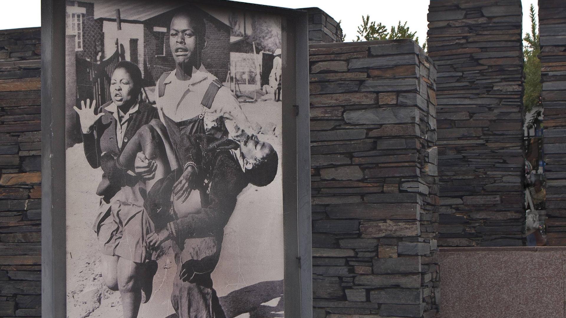 Das ikonische Bild des 13-jährigen Hector Pieterson, der von einem Freund getragen wird, nachdem er von der Bereitschaftspolizei erschossen wurde, ist der Mittelpunkt eines Denkmals vor dem Hector-Pieterson-Museum in Soweto, das an die Proteste erinnert