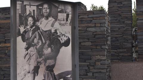 Das ikonische Bild des 13-jährigen Hector Pieterson, der von einem Freund getragen wird, nachdem er von der Bereitschaftspolizei erschossen wurde, ist der Mittelpunkt eines Denkmals vor dem Hector-Pieterson-Museum in Soweto, das an die Proteste erinnert