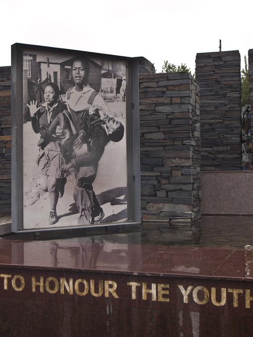 Das ikonische Bild des 13-jährigen Hector Pieterson, der von einem Freund getragen wird, nachdem er von der Bereitschaftspolizei erschossen wurde, ist der Mittelpunkt eines Denkmals vor dem Hector-Pieterson-Museum in Soweto, das an die Proteste erinnert Das ikonische Bild des 13-jährigen Hector Pieterson, der von einem Freund getragen wird, nachdem er von der Bereitschaftspolizei erschossen wurde, ist der Mittelpunkt eines Denkmals vor dem Hector-Pieterson-Museum in Soweto, das an die Proteste erinnert