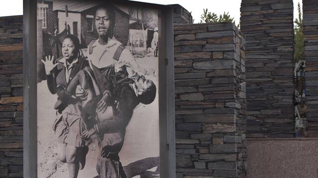Das ikonische Bild des 13-jährigen Hector Pieterson, der von einem Freund getragen wird, nachdem er von der Bereitschaftspolizei erschossen wurde, ist der Mittelpunkt eines Denkmals vor dem Hector-Pieterson-Museum in Soweto, das an die Proteste erinnert Das ikonische Bild des 13-jährigen Hector Pieterson, der von einem Freund getragen wird, nachdem er von der Bereitschaftspolizei erschossen wurde, ist der Mittelpunkt eines Denkmals vor dem Hector-Pieterson-Museum in Soweto, das an die Proteste erinnert