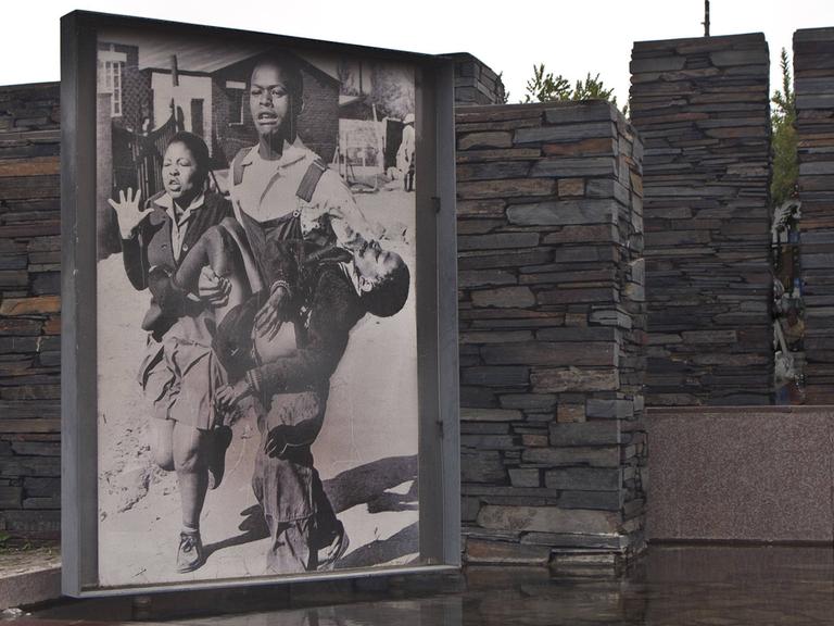 Das ikonische Bild des 13-jährigen Hector Pieterson, der von einem Freund getragen wird, nachdem er von der Bereitschaftspolizei erschossen wurde, ist der Mittelpunkt eines Denkmals vor dem Hector-Pieterson-Museum in Soweto, das an die Proteste erinnert Das ikonische Bild des 13-jährigen Hector Pieterson, der von einem Freund getragen wird, nachdem er von der Bereitschaftspolizei erschossen wurde, ist der Mittelpunkt eines Denkmals vor dem Hector-Pieterson-Museum in Soweto, das an die Proteste erinnert