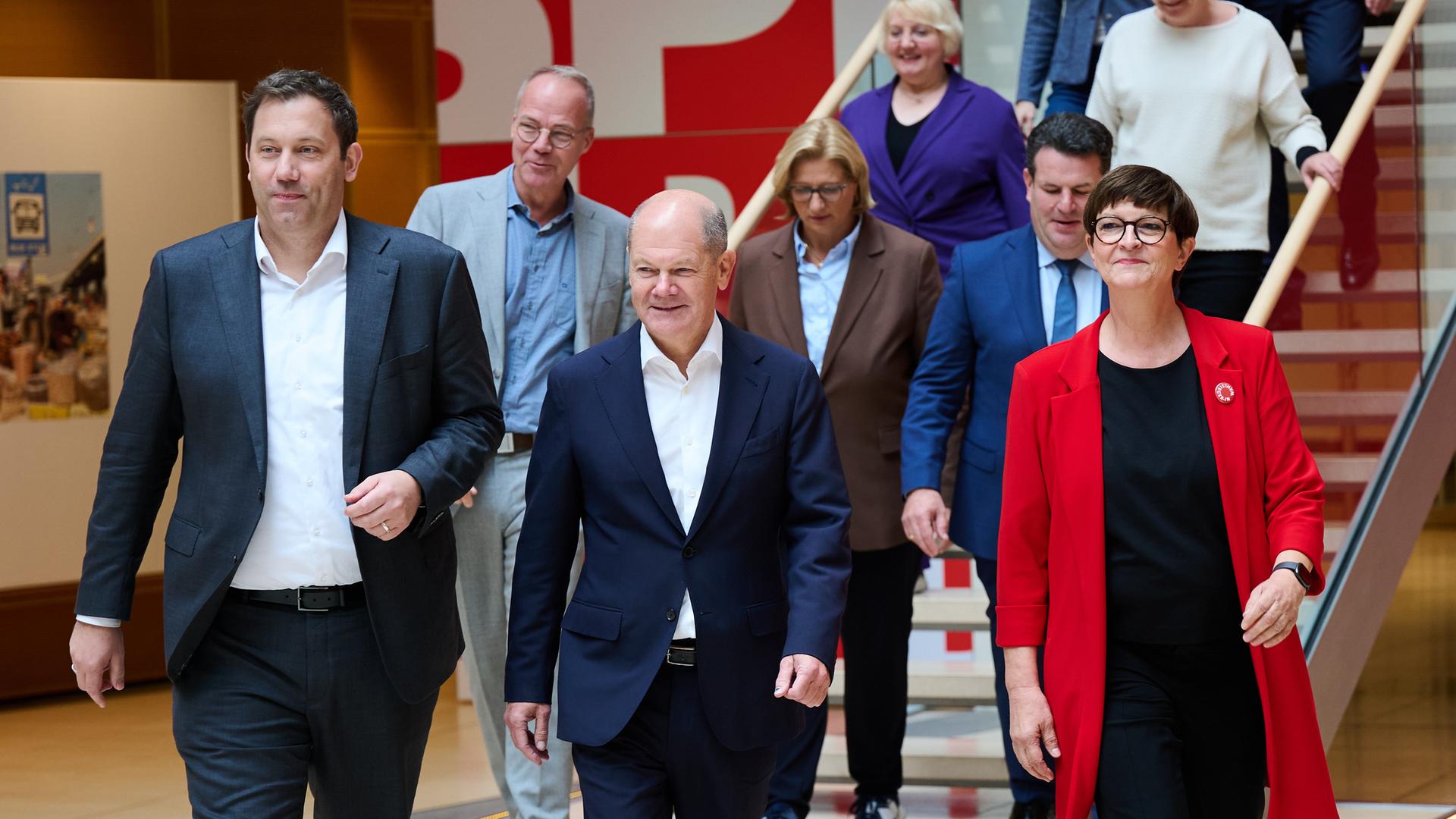 Der Parteivorsitzende Lars Klingbeil (erste Reihe, l-r), Bundeskanzler Olaf Scholz und die Parteivorsitzende Saskia Esken kommen ins Willy-Brandt-Haus zur Klausurtagung des SPD-Bundesvorstands zur Vorbereitung der Bundestagswahl.