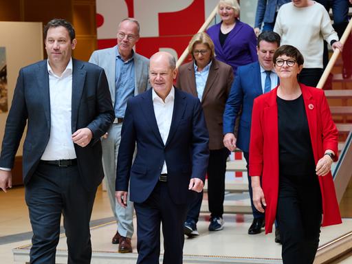 Der Parteivorsitzende Lars Klingbeil (erste Reihe, l-r), Bundeskanzler Olaf Scholz und die Parteivorsitzende Saskia Esken kommen ins Willy-Brandt-Haus zur Klausurtagung des SPD-Bundesvorstands zur Vorbereitung der Bundestagswahl.