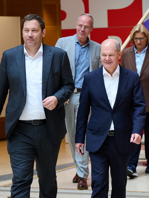 Der Parteivorsitzende Lars Klingbeil (erste Reihe, l-r), Bundeskanzler Olaf Scholz und die Parteivorsitzende Saskia Esken kommen ins Willy-Brandt-Haus zur Klausurtagung des SPD-Bundesvorstands zur Vorbereitung der Bundestagswahl.