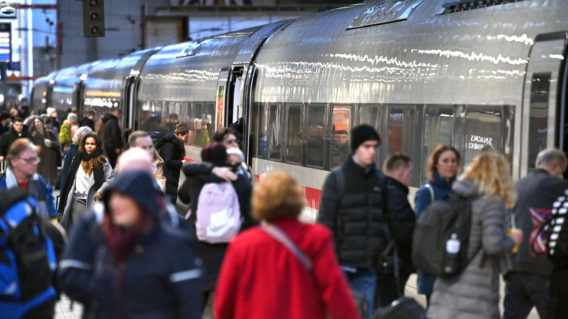 Viele Menschen am Bahnsteig am Münchner Hauptbahnhof beim Einsteigen in einen ICE. Viele Menschen am Bahnsteig am Münchner Hauptbahnhof beim Einsteigen in einen ICE.