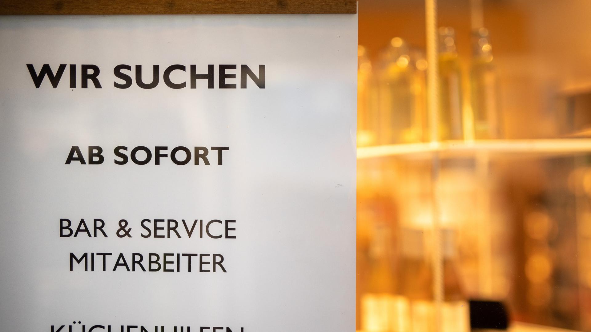 Schild mit Stellengesuchen für Service- und Gastronomiemitarbeiter