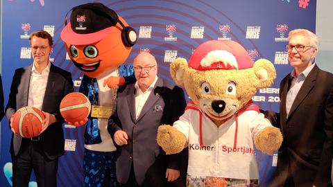 Pressekonferenz zur Basketball-EM 2022 - v.l.n.r.: NRW-Ministerpräsident Hendrik Wüst, EM-Maskottchen Bounce, DBB-Präsident Ingo Weiß, Kölner-Sportjahr-Maskottchen TropS, Basketball-Bundestrainer Gordon Herbert