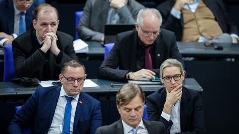 Tino Chrupalla (vorne l), AfD-Bundesvorsitzender und Fraktionsvorsitzender der AfD, und Alice Weidel, Fraktionsvorsitzende der AfD, nehmen hinter Bernd Baumann (M, AfD) an der Sitzung des Bundestags. Thema ist die 2./3. Lesung des Chancen-Aufenthaltsrechts und die Beschleunigung von Asylverfahren.
