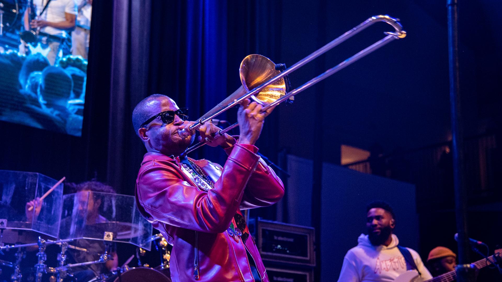 Trombone Shorty mit seiner Posaune auf der Bühne Trombone Shorty mit seiner Posaune auf der Bühne