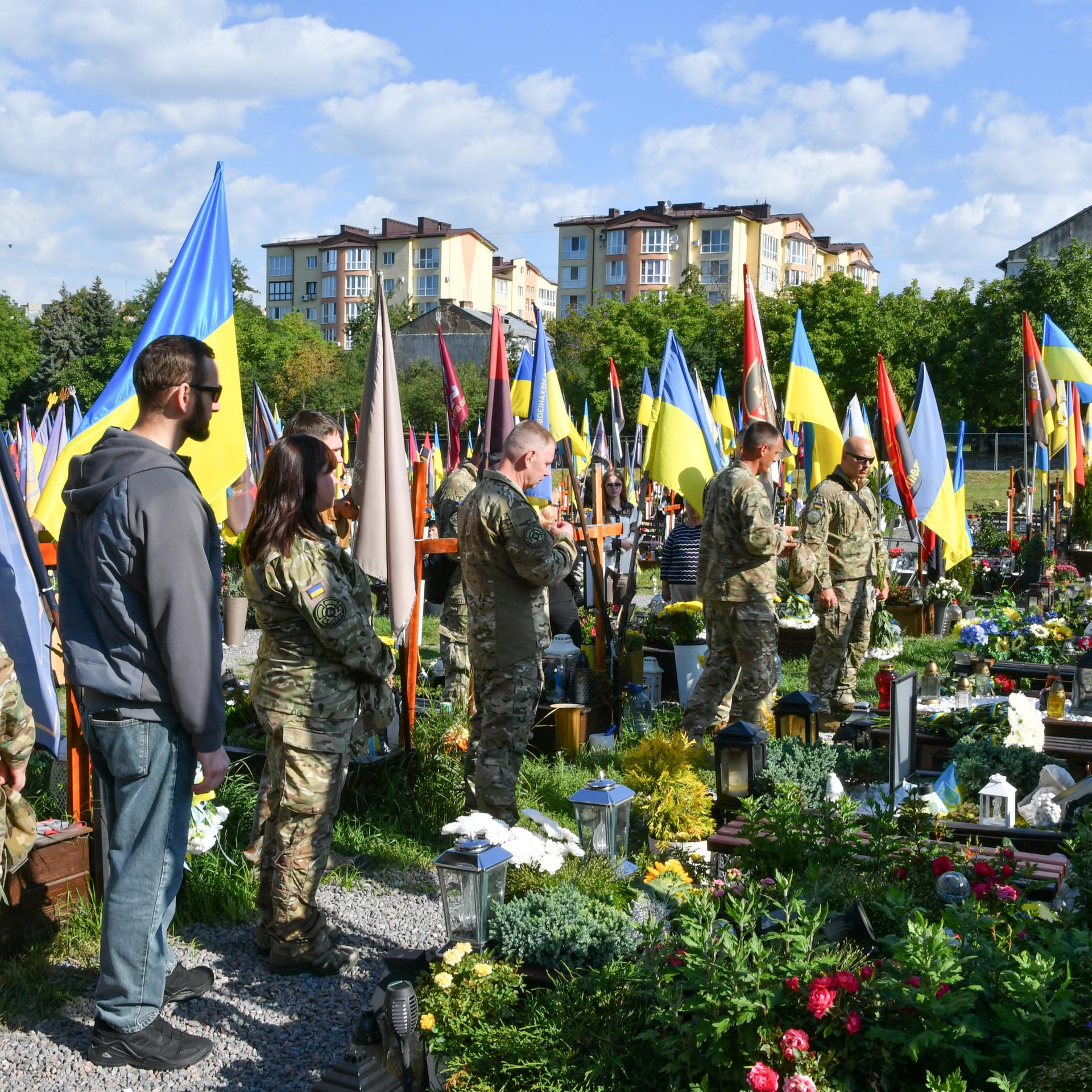 Ukrainische Soldaten huldigen am 35. Unabhängigkeitstag der Ukraine im Rahmen einer Zeremonie zu Ehren der Helden der Ukraine, die im Russisch-Ukrainischen Krieg gefallen sind, auf dem Lytschakiw-Friedhof in Lemberg, Ukraine. 
