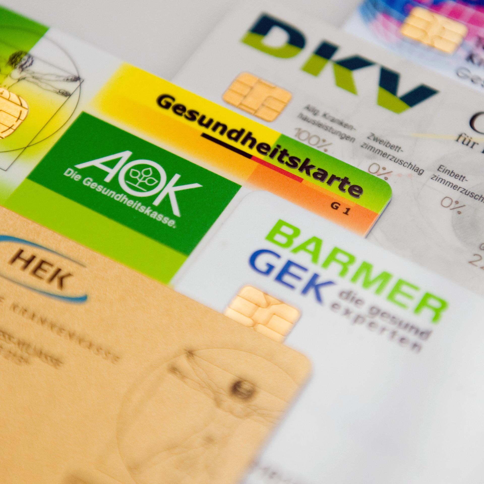 ILLUSTRATION Die Chipkarten verschiedener Krankenkassen liegen am Dienstag (14.08.2012) in Berlin nebeneinander auf einem Tisch. - Bei den gesetzlichen Krankenkassen haben Prüfer im vergangenen Jahr mehrere Fälle von Verschwendung, ungeschickter Geldanlage oder Unterschlagung angemahnt. Das Bundesversicherungsamt berichtete davon in seinem jüngsten Tätigkeitsbericht. Foto: Robert Schlesinger dpa/lbn (Zu dpa Â«Bundesversicherungsamt kritisiert Verschwendung bei KrankenkassenÂ» vom 14.08.2012)