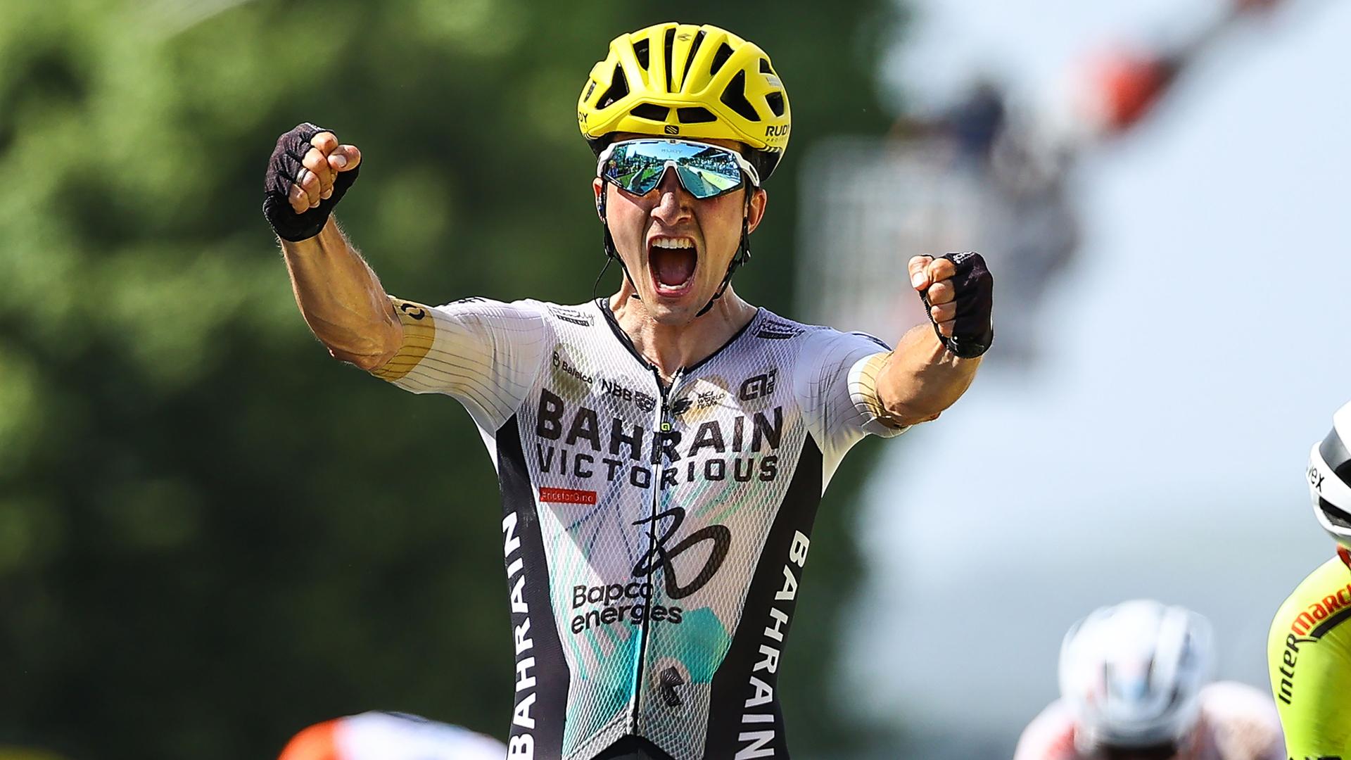 Der spanische Radprofi Pello Bilbao ballt die Fäuste nach seinem Tagessieg bei der Tour de France.