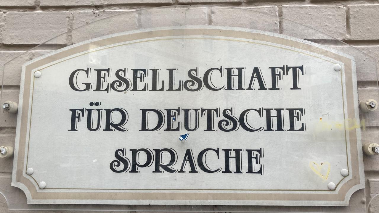 Ein Schild mit der Aufschrift "Gesellschaft für deutsche Sprache" ist an der Fassade der Gesellschaft angebracht.