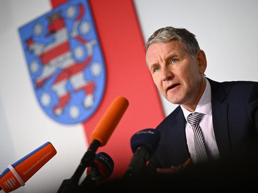 Björn Höcke (AfD), Fraktionsvorsitzender im Thüringer Landtag, spricht während der Landespressekonferenz vor Journalisten. 