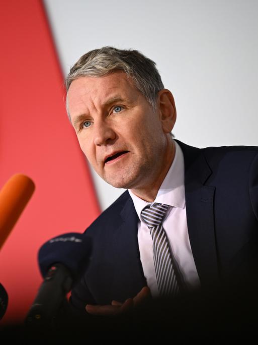 Björn Höcke (AfD), Fraktionsvorsitzender im Thüringer Landtag, spricht während der Landespressekonferenz vor Journalisten. 