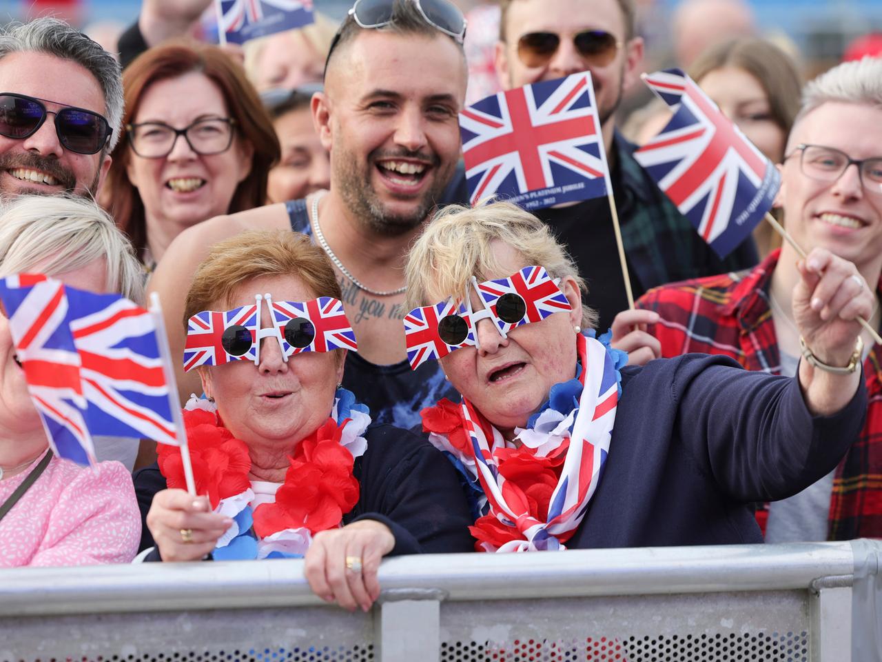 Jubelnde Briten mit britischen Fahnen in den Händen und als Brillen auf den Gesichtern bei den Feierlichkeiten zum 70. Thronjubiläum.