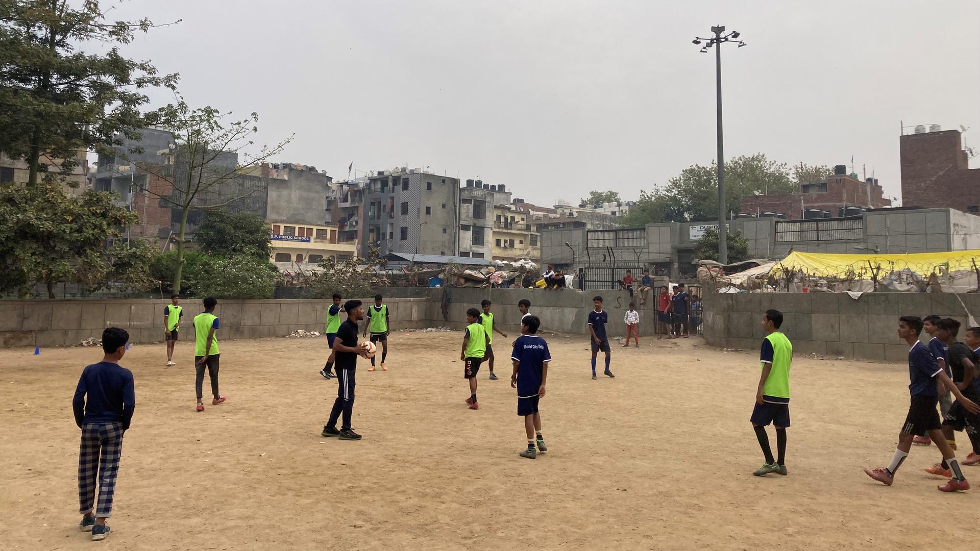 Auf einem Bolzplatz in Neu-Delhi spielen bei der NGO "Slum Soccer" Jugendliche aus allen sozialen Hintergründen gemeinsam Fußball. 