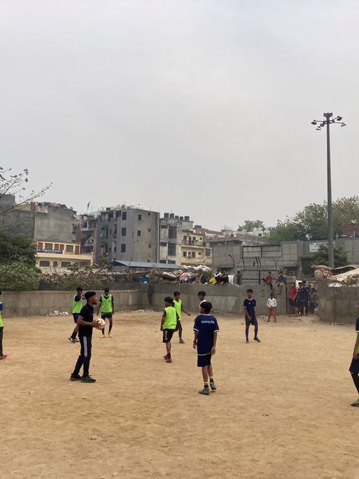 Auf einem Bolzplatz in Neu-Delhi spielen bei der NGO "Slum Soccer" Jugendliche aus allen sozialen Hintergründen gemeinsam Fußball. 