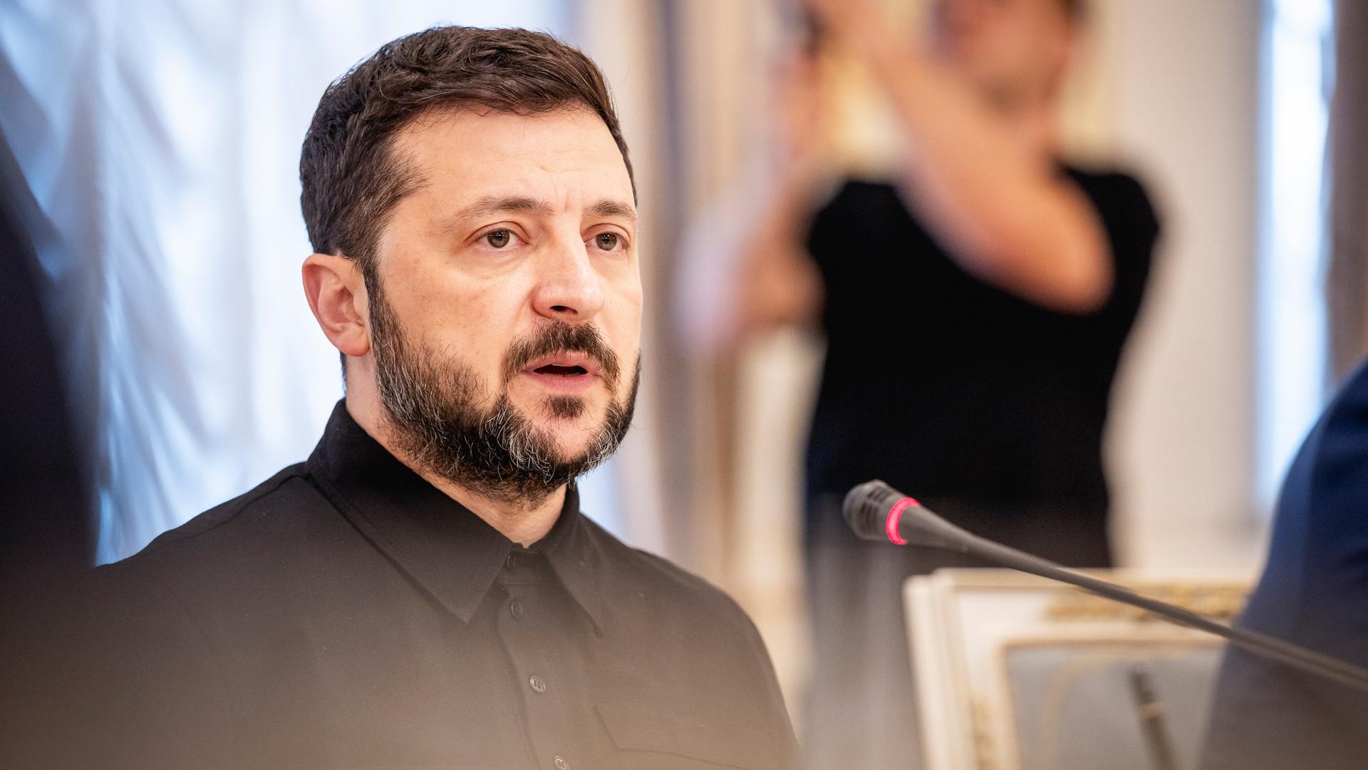 Wolodymyr Selenskyj, Präsident der Ukraine, spricht im Rahmen eines Treffens in Kiew am 30.06.2025 in ein Mikro