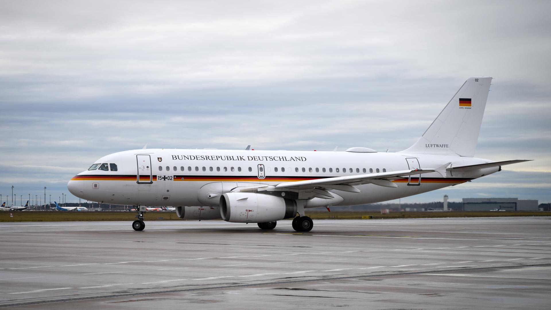 Auf dem militärischen Teil vom Flughafen Berlin Brandenburg fährt ein Airbus A319 Flugzeug der Flugbereitschaft der Bundeswehr zur Startbahn.