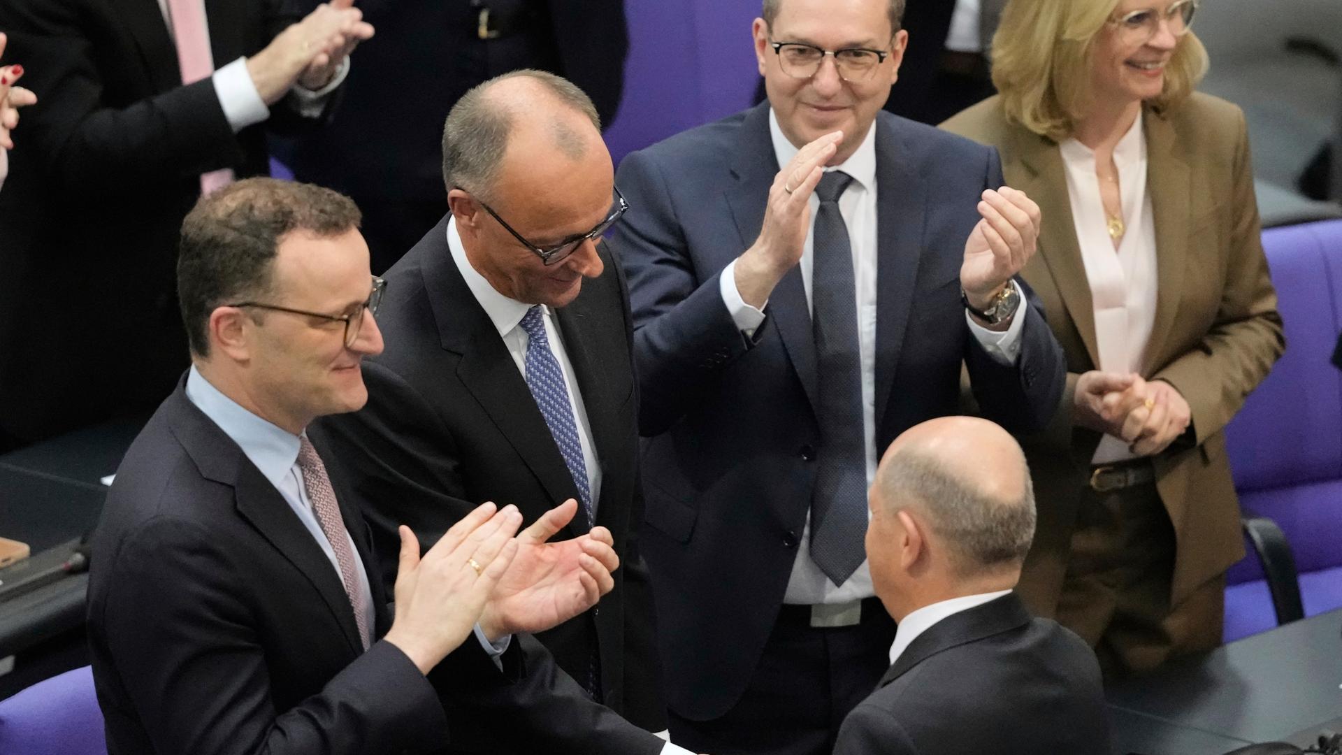 Olaf Scholz gratuliert seinem Nachfolger Friedrich Merz zu dessen Wahl zum Bundeskanzler Olaf Scholz gratuliert seinem Nachfolger Friedrich Merz zu dessen Wahl zum Bundeskanzler