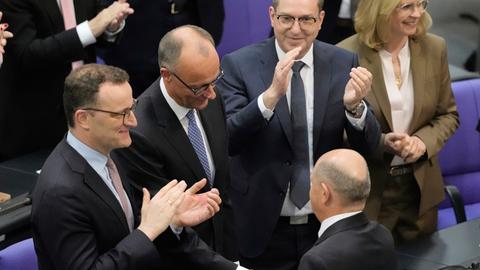 Olaf Scholz gratuliert seinem Nachfolger Friedrich Merz zu dessen Wahl zum Bundeskanzler