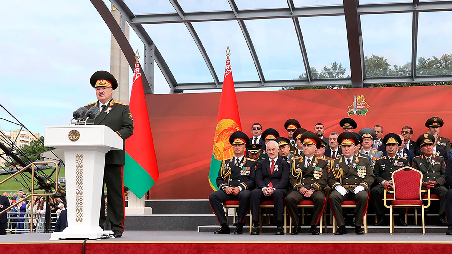 Der Präsident von Belarus, Lukaschenko, steht hinter einem Rednerpult. Hinter ihm sitzen mehrere andere Staatschefs des SCO Der Präsident von Belarus, Lukaschenko, steht hinter einem Rednerpult. Hinter ihm sitzen mehrere andere Staatschefs des SCO