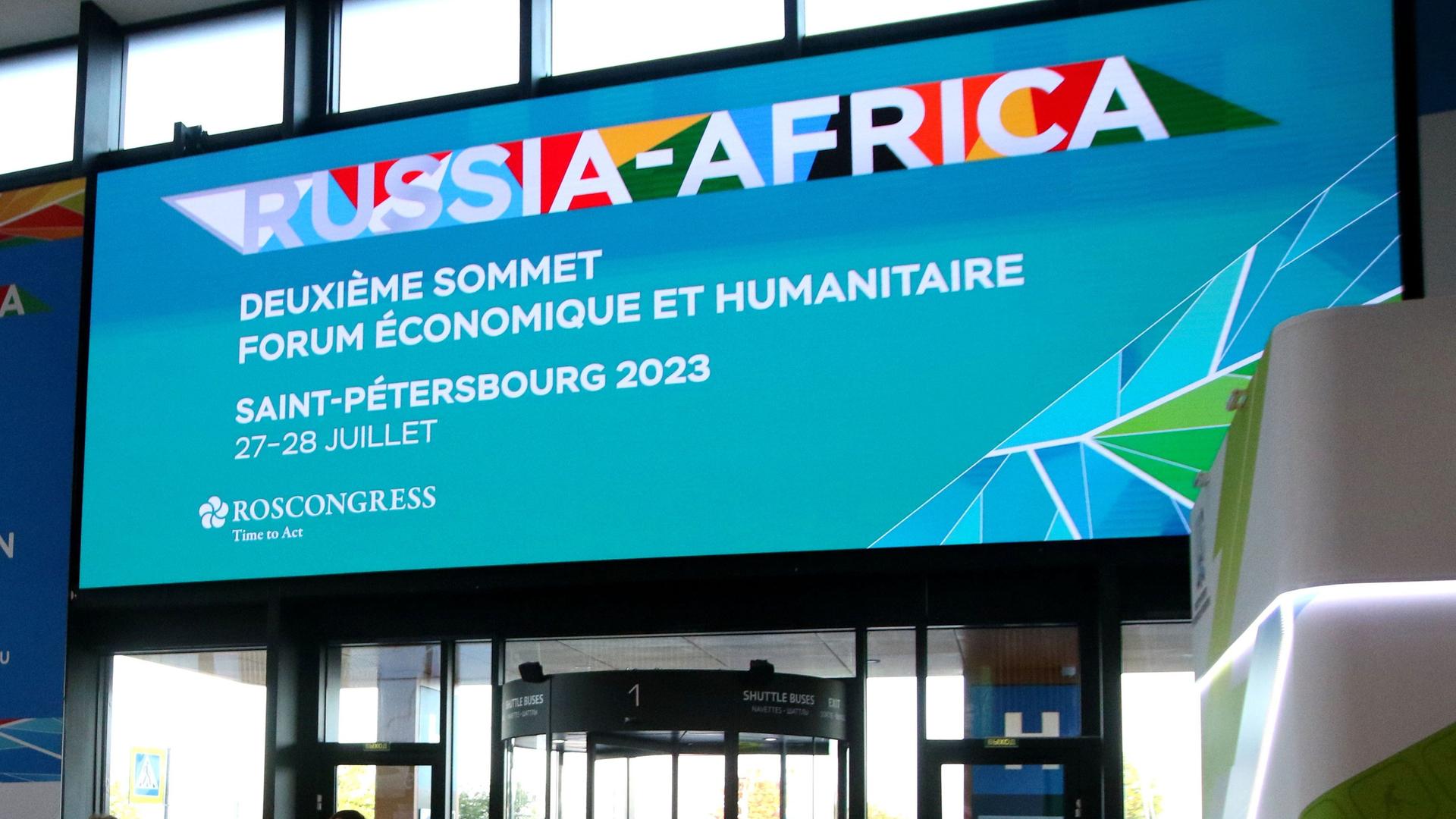 Der Eingangsbbereich des Gebäudes in Sankt Petersburg, in dem der Russland-Afrika-Gipfel stattfindet. Über der Drehtür hängt ein großes Plakat, das auf den Gipfel hinweist. Der Eingangsbbereich des Gebäudes in Sankt Petersburg, in dem der Russland-Afrika-Gipfel stattfindet. Über der Drehtür hängt ein großes Plakat, das auf den Gipfel hinweist.