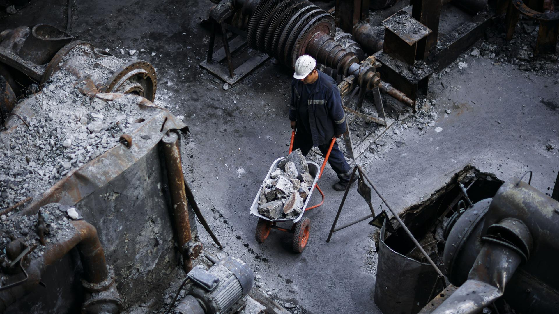 Ein Arbeiter beseitigt Trümmer in einem ukrainischen Kraftwerk, das bei einem russischen Raketenangriff zerstört wurde.