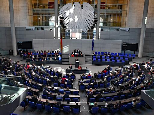 Bundeskanzler Olaf Scholz (SPD) gibt im Deutschen Bundestag eine Regierungserklärung ab