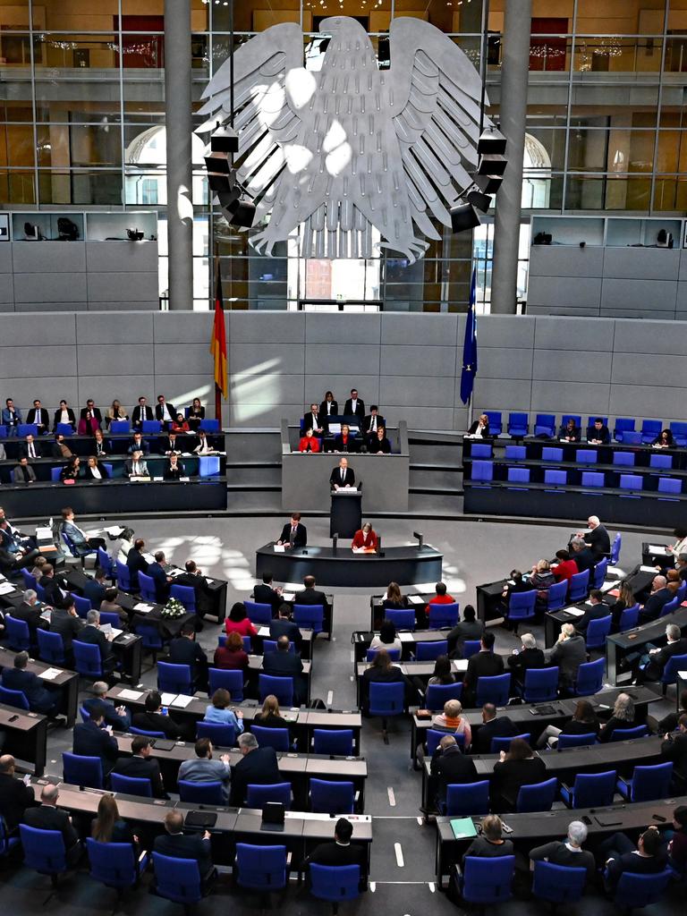 Bundeskanzler Olaf Scholz (SPD) gibt im Deutschen Bundestag eine Regierungserklärung ab