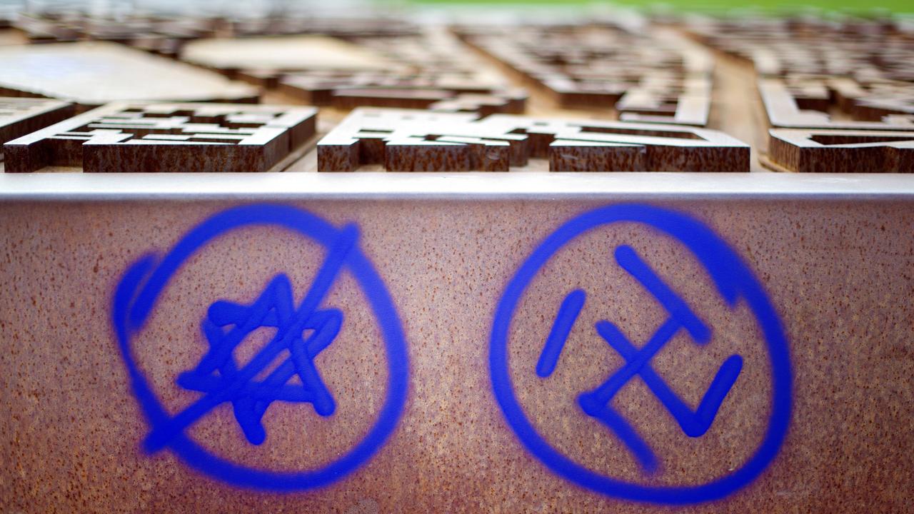 Berlin: Ein Hakenkreuz und ein durchgestrichener Davidstern sind an einer Gedenkstätte zu sehen. Antisemitische Vorfälle werden aus Sicht der Agentur der Europäischen Union für Grundrechte (FRA) in Europa nach wie vor nur lückenhaft dokumentiert. 