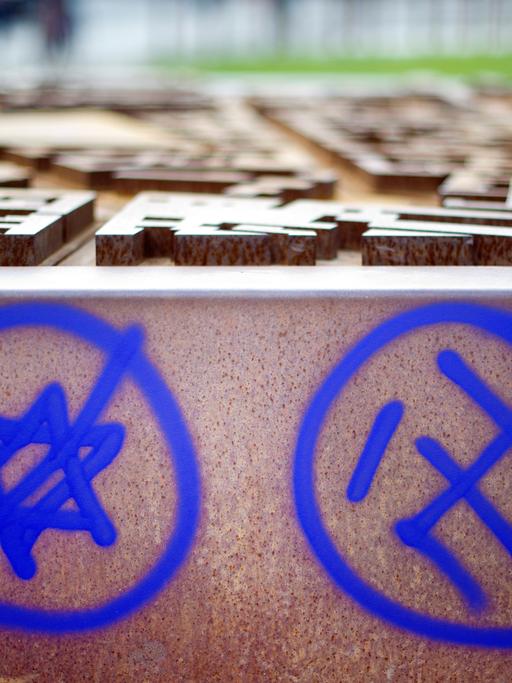Berlin: Ein Hakenkreuz und ein durchgestrichener Davidstern sind an einer Gedenkstätte zu sehen. Antisemitische Vorfälle werden aus Sicht der Agentur der Europäischen Union für Grundrechte (FRA) in Europa nach wie vor nur lückenhaft dokumentiert. 