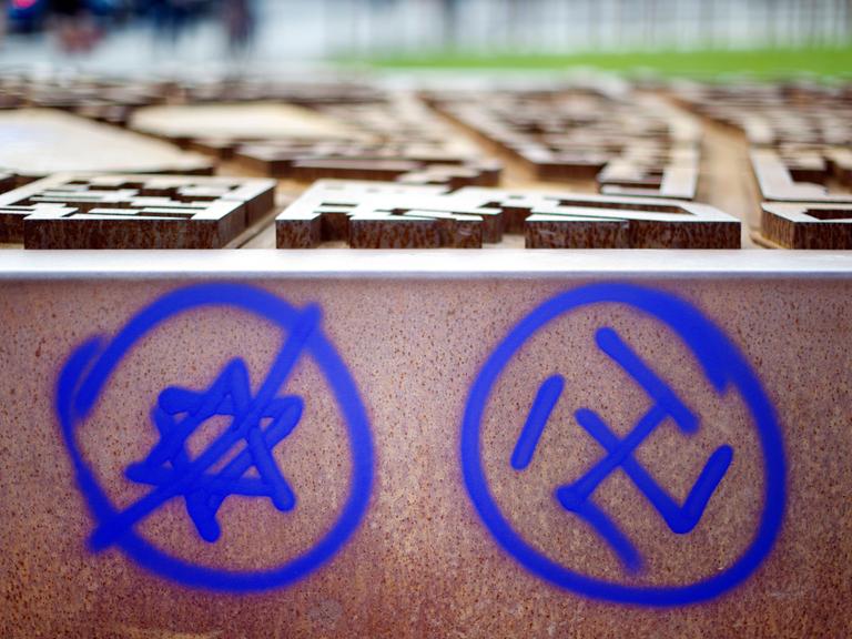 Berlin: Ein Hakenkreuz und ein durchgestrichener Davidstern sind an einer Gedenkstätte zu sehen. Antisemitische Vorfälle werden aus Sicht der Agentur der Europäischen Union für Grundrechte (FRA) in Europa nach wie vor nur lückenhaft dokumentiert. 