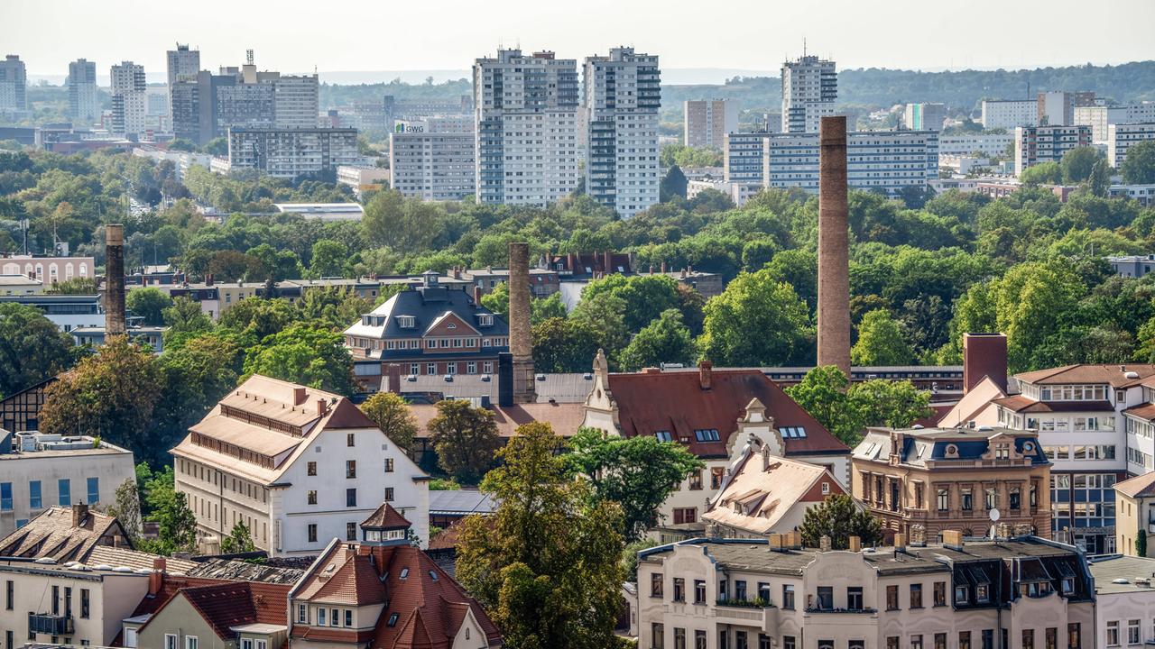 Blick über die Dächer der Innenstadt von Halle bis nach Halle-Neustadt, Hochhäuser und Wohnblöcke prägen die Silhouette.